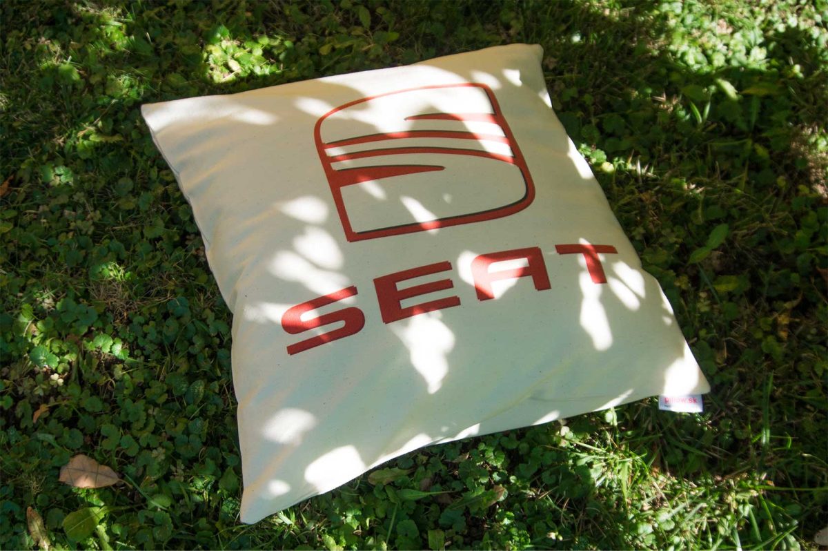 Vankúšik s logom automobilovej značky Seat