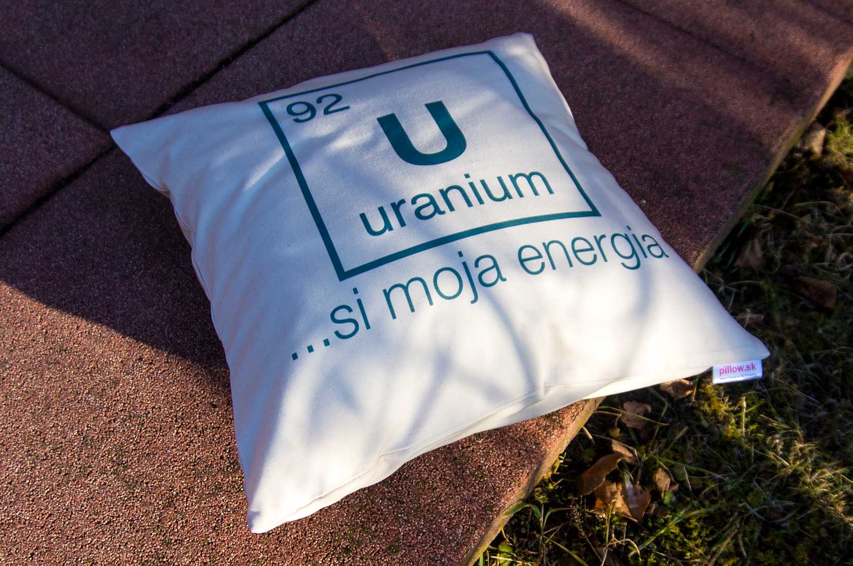 Vankúš s nápisom si moja energia a chemickým prvkom Uranium