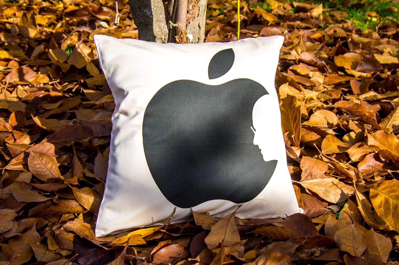 Vankúš s čiernym logom Apple - kvalitná bavlna a ručná práca