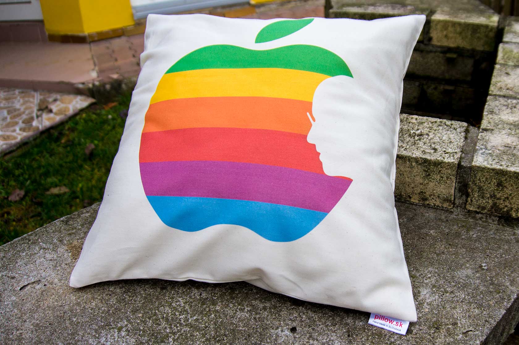 Vankúš s dúhovým logom Apple - Steve Jobs