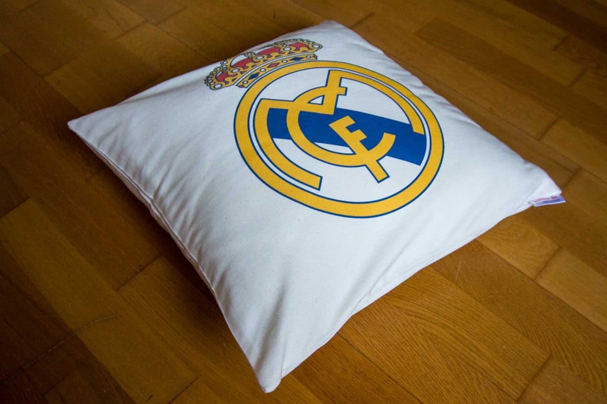Vankúš s logom futbalového klubu Real Madrid