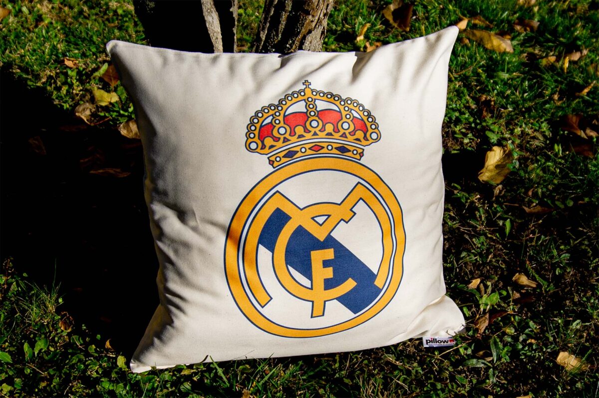 Vankúš s logom futbalového klubu Real Madrid