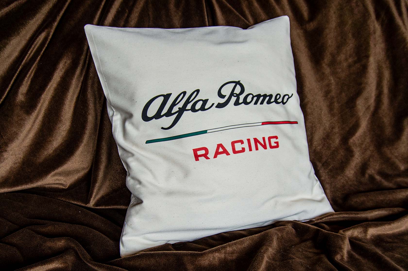 Vankúš s logom teamu F1 Alfa Romeo Racing
