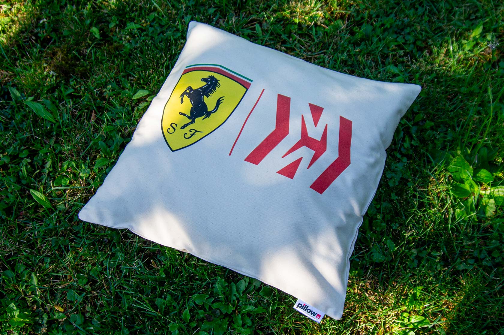Biely darček s logom teamu Scuderia Ferrari z formuly 1