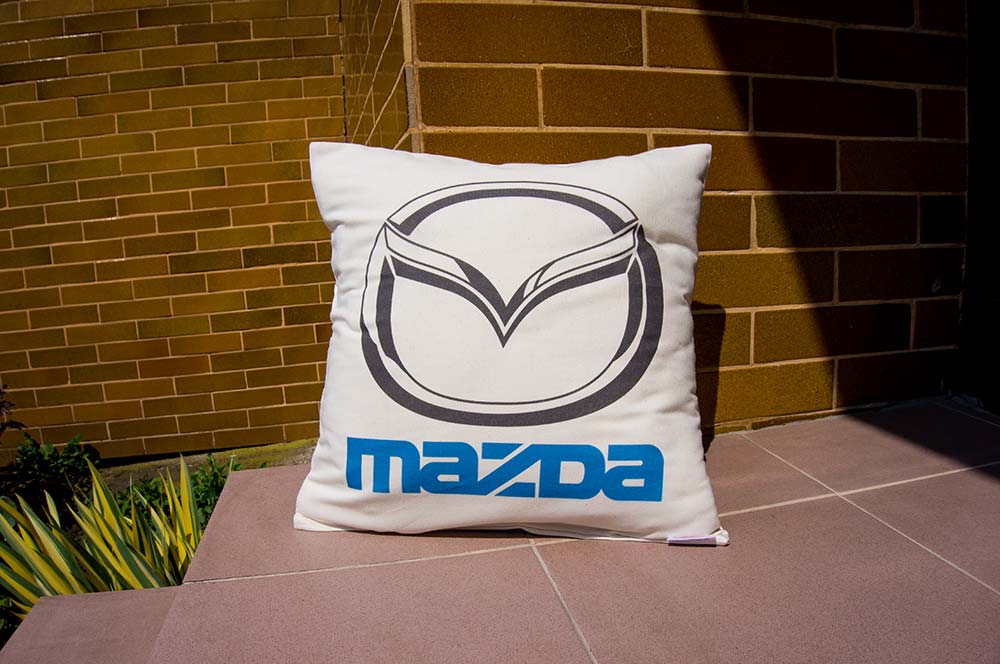 Dekoračný vankúšik s logom Mazda
