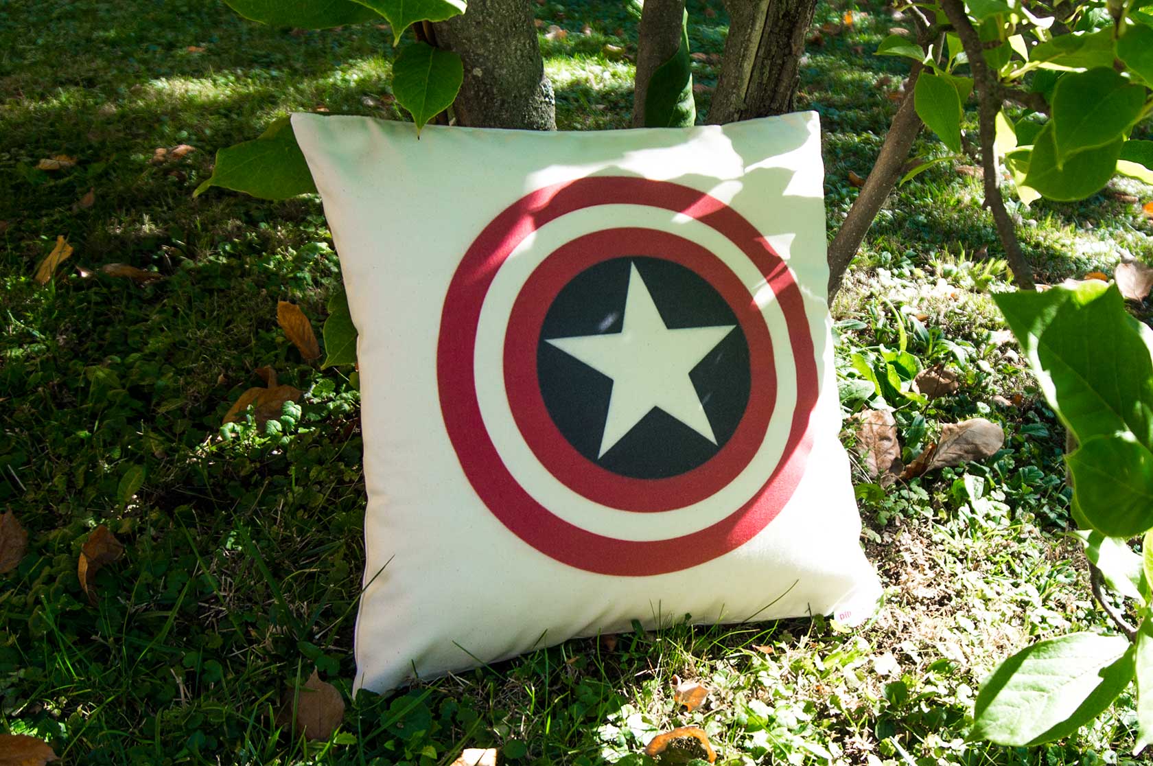 Vankúš Captain America ušitý z bielej bavlny