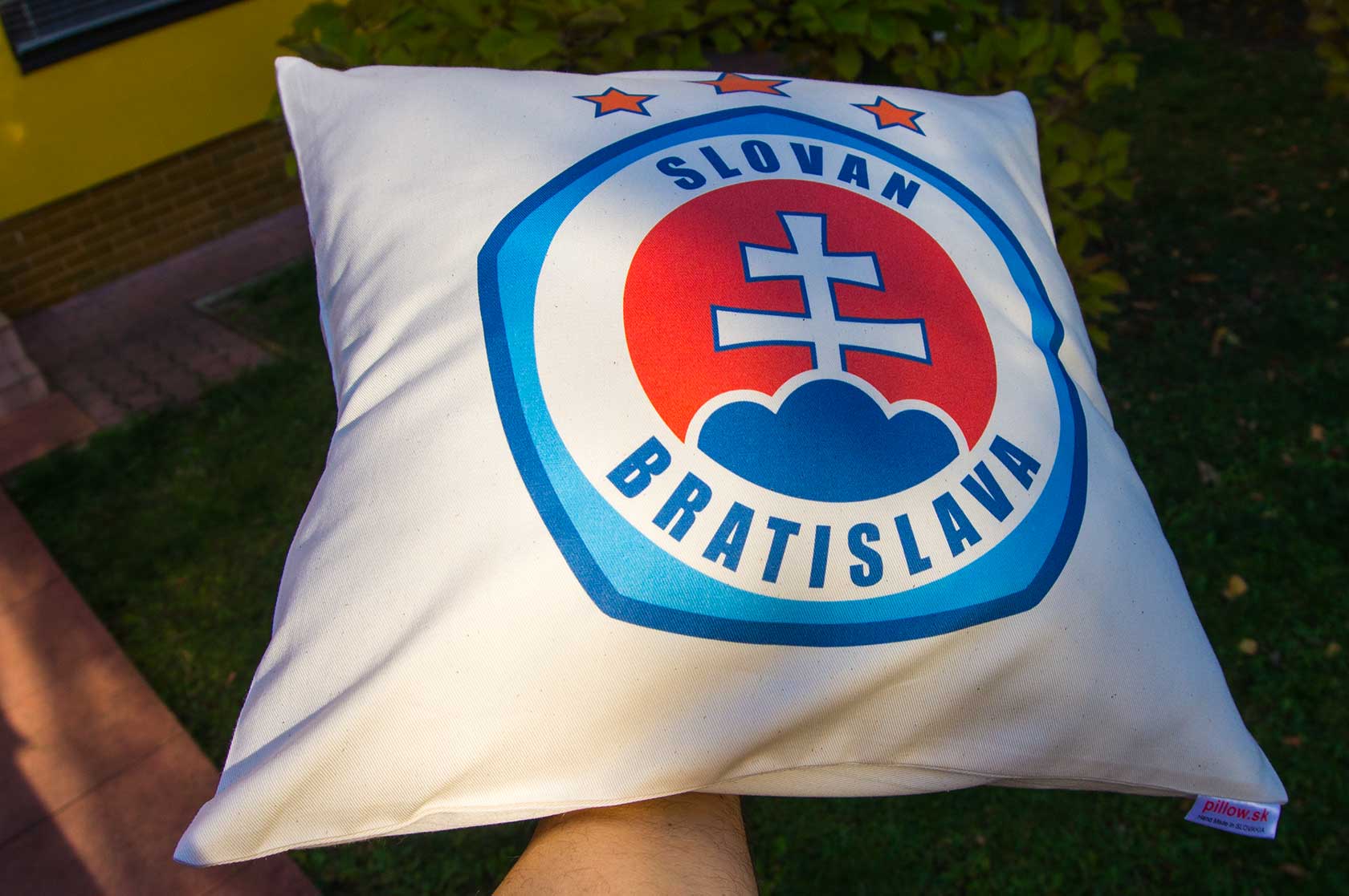 Dekoračný vankúš s logom ŠK Slovan Bratislava