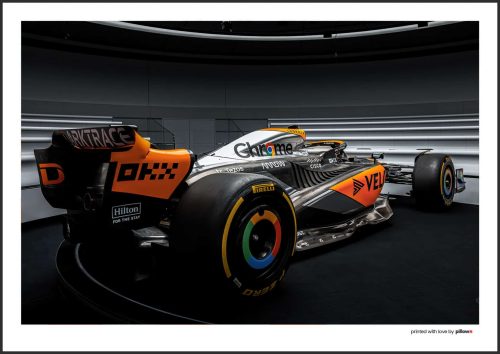 Prémiový plagát McLaren F1 – pohľad zozadu na pretekársky monopost s precíznym detailom, vhodný pre každého fanúšika motoršportu.