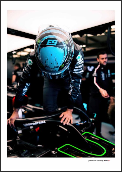 Jazdec Mercedes Formula 1 v pretekárskej prilbe, pripravený na monopost v boxoch, štýlový plagát.