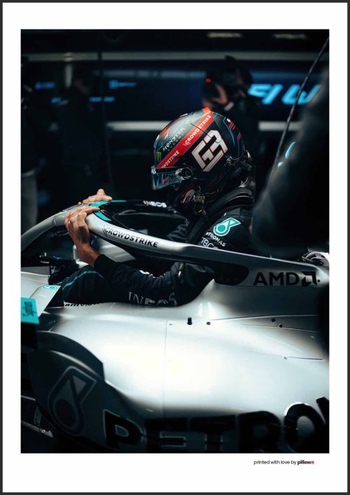 Plagát jazdca Mercedes Formula 1 v kokpite – dynamická atmosféra pre každého fanúšika pretekárskej scény.