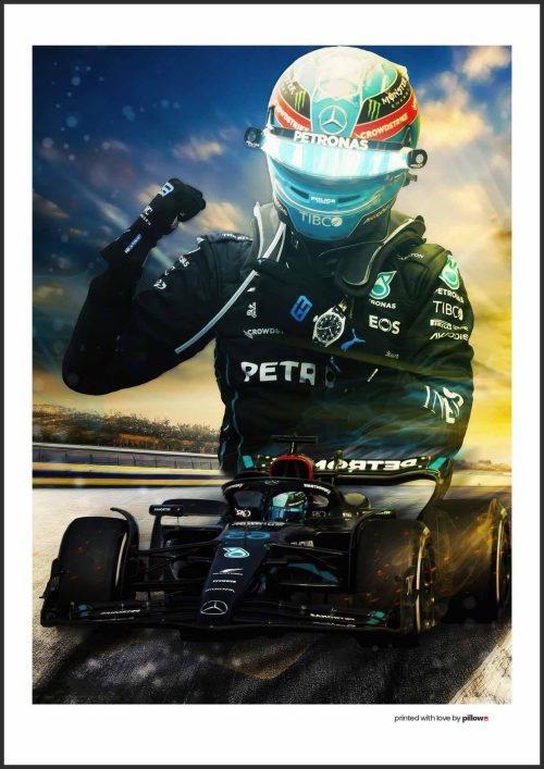 George Russell, pretekár Formuly 1, sedí v kokpite svojho špičkového monopostu. V pozadí rozmazaná trať zdôrazňuje rýchlosť a dynamiku.