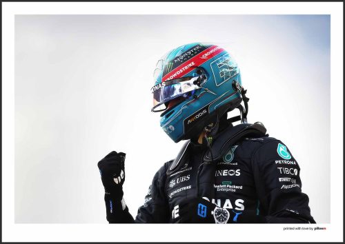 Víťazný moment pretekára Formuly 1 s modrou prilbou Mercedesu, zdvihnutou päsťou a sponzorskými logami, zachytený na dynamickom plagáte.