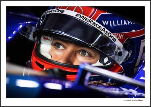 Portrét Georga Russella, pretekára Formuly 1, s intenzívnym pohľadom, odrážajúcim koncentráciu, odhodlanie a vášeň pre pretekanie.