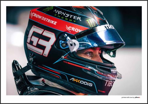Detailný záber na prilbu Georga Russella, pretekára Formuly 1, s logami sponzorov, ikonickým dizajnom a intenzívnym pohľadom.