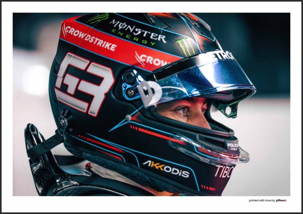 Detailný záber na prilbu Georga Russella, pretekára Formuly 1, s logami sponzorov, ikonickým dizajnom a intenzívnym pohľadom.