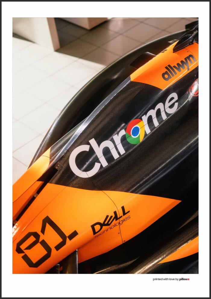 Plagát monopostu McLaren MCL39 zo sezóny 2025 s detailným dizajnom, ideálny pre nadšencov Formuly 1 a fanúšikov tímu McLaren.