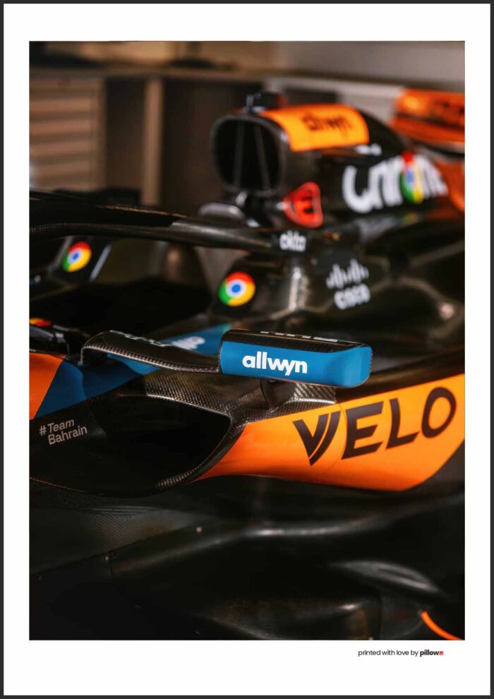 Plagát monopostu McLaren MCL39 zo sezóny 2025 s detailným dizajnom, ideálny pre nadšencov Formuly 1 a fanúšikov tímu McLaren.