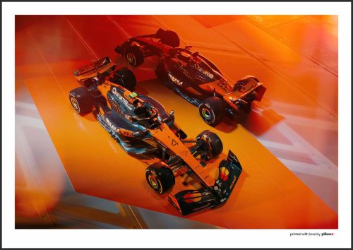 Plagát monopostu McLaren MCL39 zo sezóny 2025 s detailným dizajnom, ideálny pre nadšencov Formuly 1 a fanúšikov tímu McLaren.
