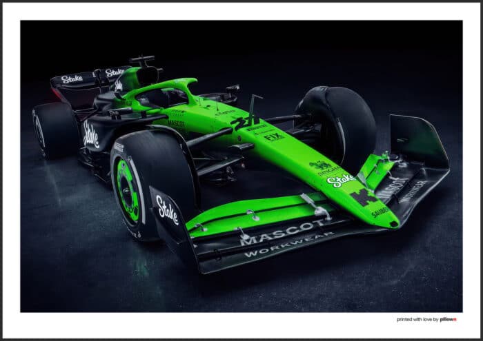 Plagát tímu Kick Sauber F1 pre sezónu 2025 s detailne spracovanou formulou v ikonických farbách.