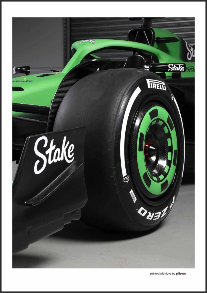 Plagát tímu Kick Sauber F1 pre sezónu 2025 s detailne spracovanou formulou v ikonických farbách.