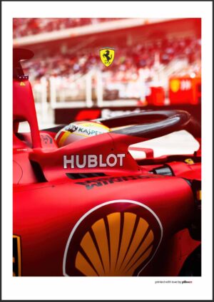 Plagát Ferrari Formula 1 – ikonický dizajn monopostu s detailmi Hublot a Shell na červenom pozadí, perfektný doplnok pre fanúšikov.