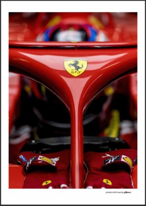 Detailný pohľad na logo Ferrari na monoposte Formula 1 s červenými rukavicami a červeným dizajnom.