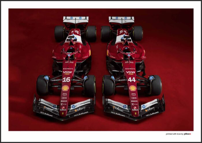 Plagát tímu Scuderia Ferrari SF-25 pre sezónu 2025 v detailnom spracovaní v ikonických farbách.
