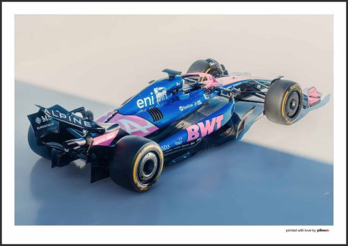 Plagát Alpine F1 Team 2025 s najnovším monopostom v ikonických farbách tímu.