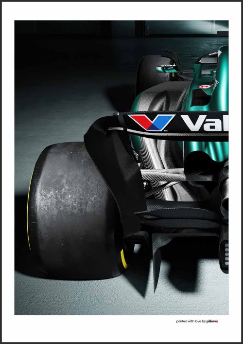 Plagát Aston Martin F1 2025 s detailným dizajnom monopostu v ikonických farbách tímu, v hliníkovom ráme.
