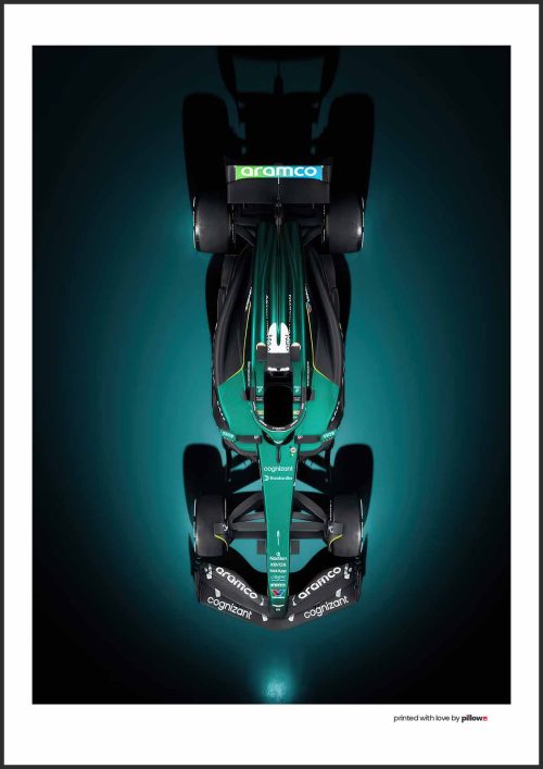 Plagát Aston Martin F1 2025 s detailným dizajnom monopostu v ikonických farbách tímu, v hliníkovom ráme.
