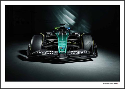 Plagát Aston Martin F1 2025 s detailným dizajnom monopostu v ikonických farbách tímu, v hliníkovom ráme.