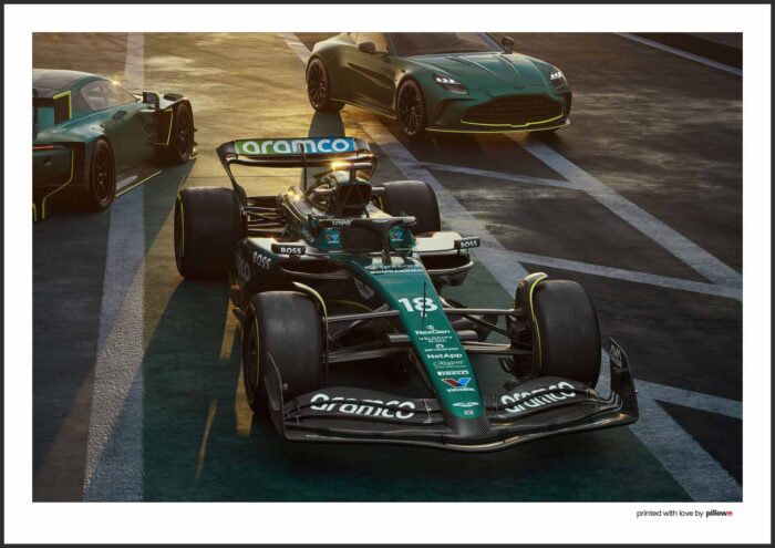 Plagát Aston Martin F1 2025 s detailným dizajnom monopostu v ikonických farbách tímu, v hliníkovom ráme.
