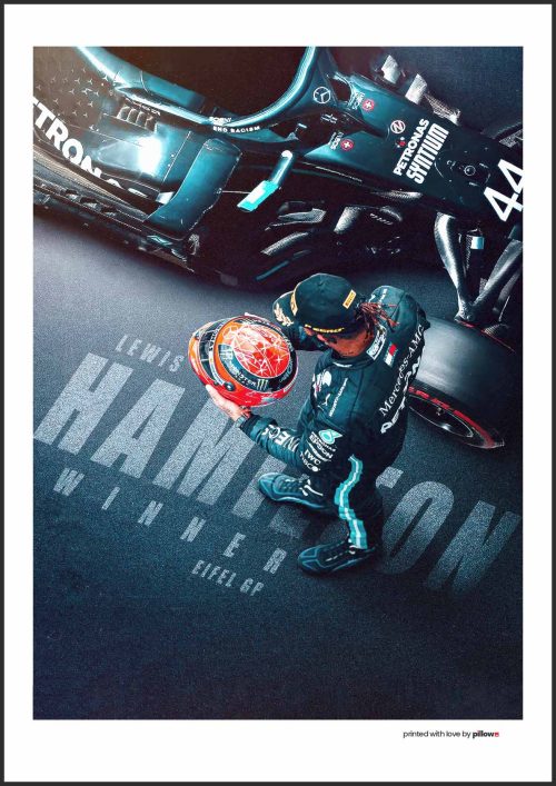 Plagát s Lewisom Hamiltonom, svetovou hviezdou F1, v dramatickej jazdeckej pozícii.