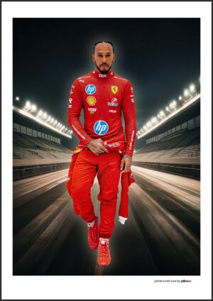 Plagát Lewisa Hamiltona v červenej kombinéze Ferrari zo sezóny 2025. Ideálny darček pre fanúšikov Formuly 1 a Ferrari.