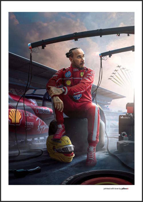 Prémiový plagát Lewisa Hamiltona v pretekárskej kombinéze Ferrari, sediaceho v boxoch vedľa svojej prilby. Súčasť Pillow Posters Collection.