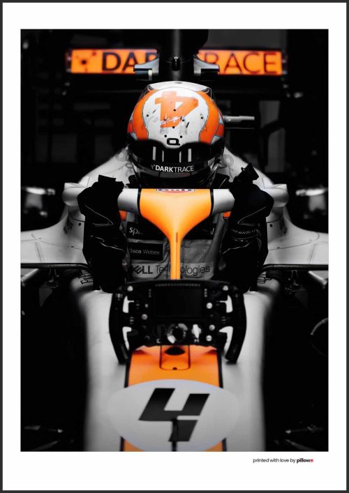 Plagát Lando Norrisa v monoposte McLaren F1, čiernobiela fotografia s oranžovými detailmi, v ráme na podlahe. Tlačené s prémiovou kvalitou.