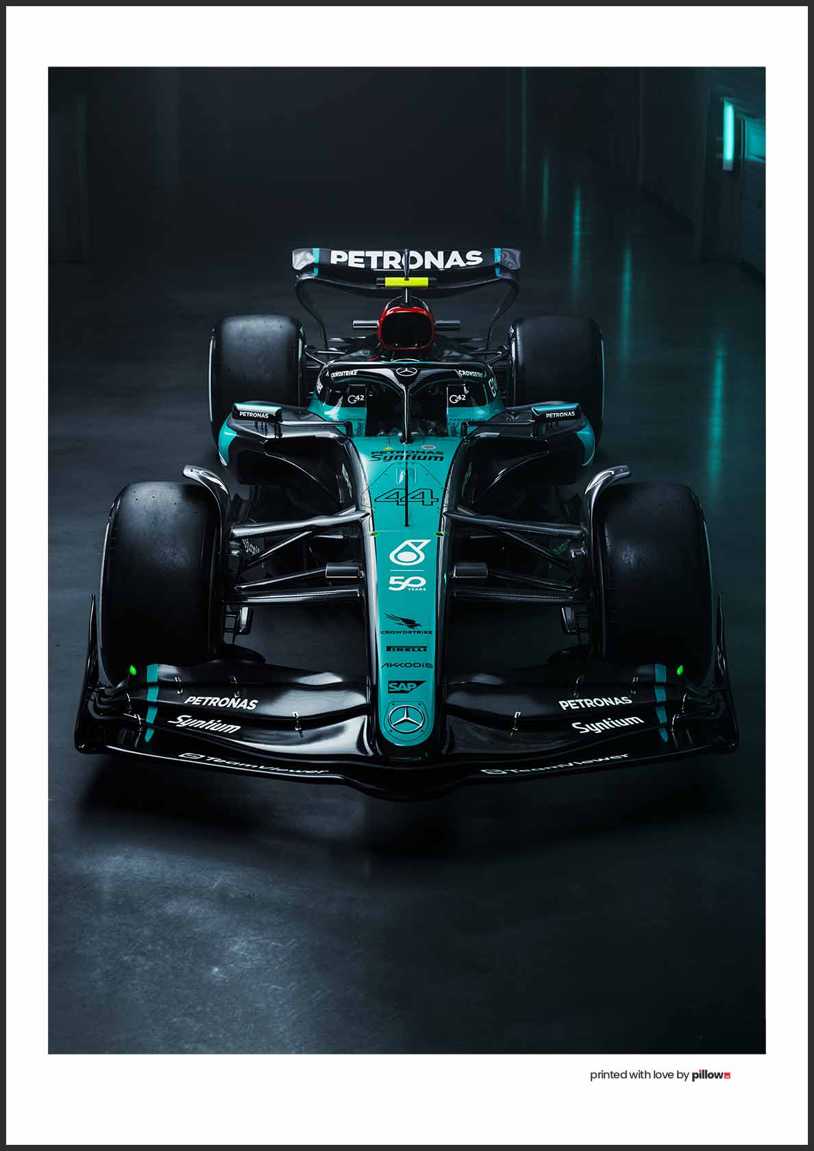 Plagát Mercedes-AMG Petronas s čelným pohľadom na pretekársky monopost, elegantný doplnok z eshopu Pillow.Sk pre milovníkov motoršportu.