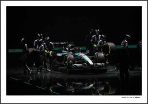 Plagát Mercedes-AMG Petronas F1 2025 s detailne spracovanou formulou v ikonických farbách tímu.