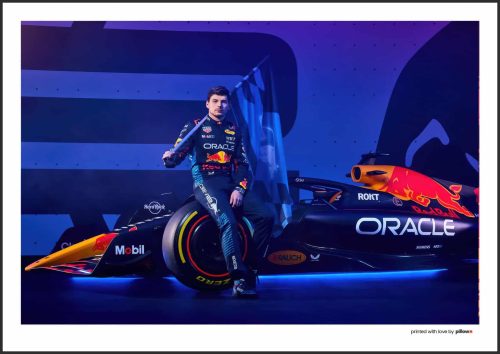 Dynamický plagát Maxa Verstappena v Red Bull monoposte na modro-fialovom pozadí, zdôrazňujúci energiu a odhodlanie v pretekoch.