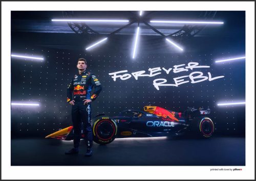 Exkluzívny plagát Maxa Verstappena s odvážnym nápisom „Forever a Rebel“ a dizajnom Red Bull, vystihujúci jeho pretekársku povahu.