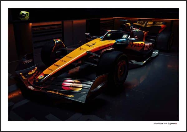 Plagát Lando Norris jazdiaci v monoposte McLaren F1, zachytený v akcii s moderným dizajnom a energickým pozadím.