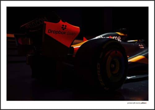 Plagát Lando Norris jazdiaci v monoposte McLaren F1, zachytený v akcii s moderným dizajnom a energickým pozadím.