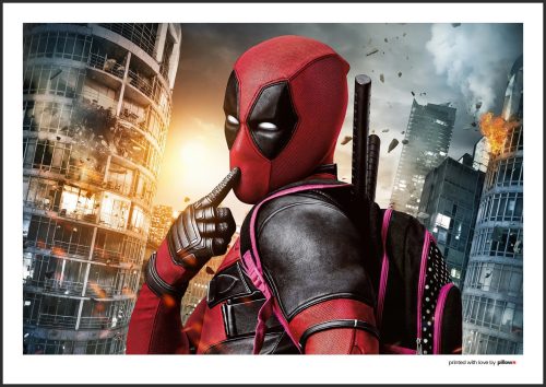Plagát Deadpool v ikonickom červenom kostýme, so zbraňami a výbuchmi v pozadí, vhodný pre fanúšikov akčných a komediálnych filmov.