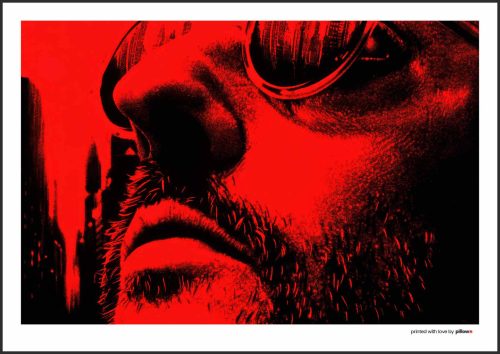 Červený poster s J. Renom ako Leon, zachytávajúci temnú atmosféru filmu