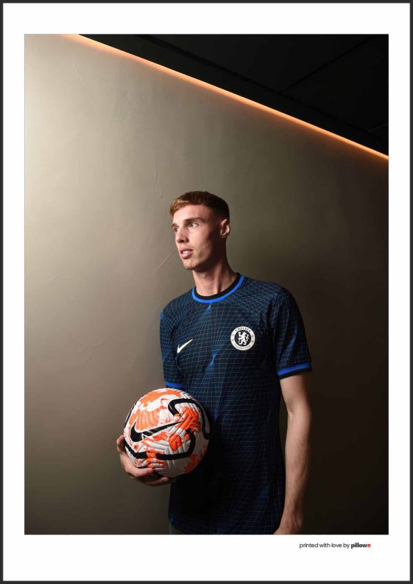 Plagát s futbalistom Coleom Palmerom v drese Chelsea, zachytávajúci jeho nezabudnuteľné momenty na ihrisku.