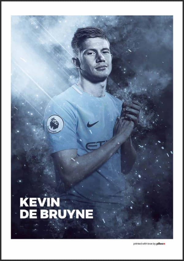 Plagát s Kevinom De Bruyneom, stredopoliarom Manchester City, znázorňuje jeho precíznu hru a vodcovstvo, ideálny pre futbalových fanúšikov.