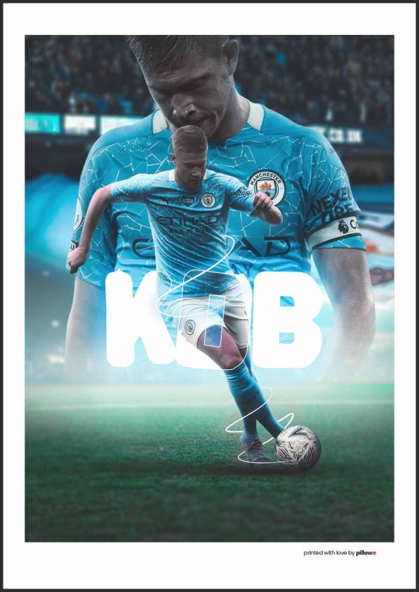 Plagát s Kevinom De Bruyneom, stredopoliarom Manchester City, znázorňuje jeho precíznu hru a vodcovstvo, ideálny pre futbalových fanúšikov.