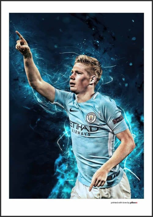 Plagát s Kevinom De Bruyneom, stredopoliarom Manchester City, znázorňuje jeho precíznu hru a vodcovstvo, ideálny pre futbalových fanúšikov.
