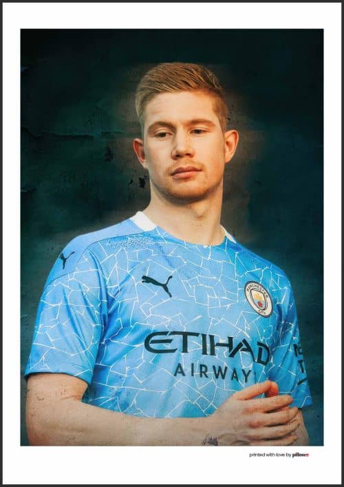 Plagát s Kevinom De Bruyneom, stredopoliarom Manchester City, znázorňuje jeho precíznu hru a vodcovstvo, ideálny pre futbalových fanúšikov.