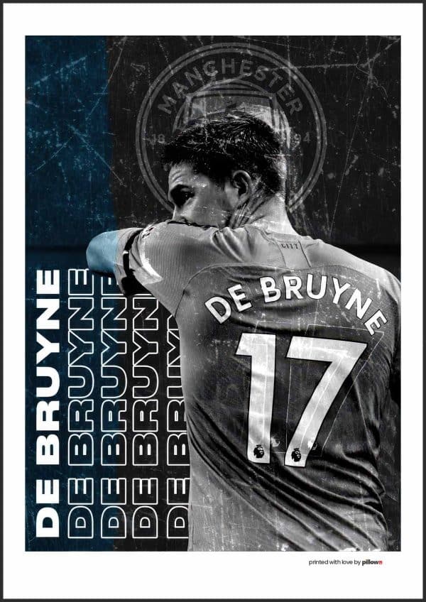 Plagát s Kevinom De Bruyneom, stredopoliarom Manchester City, znázorňuje jeho precíznu hru a vodcovstvo, ideálny pre futbalových fanúšikov.